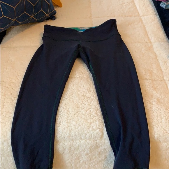 Lululemon reversible running crops. Size 6 - Picture 8 of 9